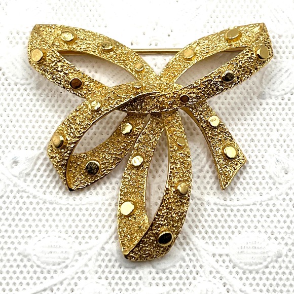 Trifari Jewelry - Vintage Crown Trifari Gold Tone Textured Studded Bow Ribbon Pin Brooch